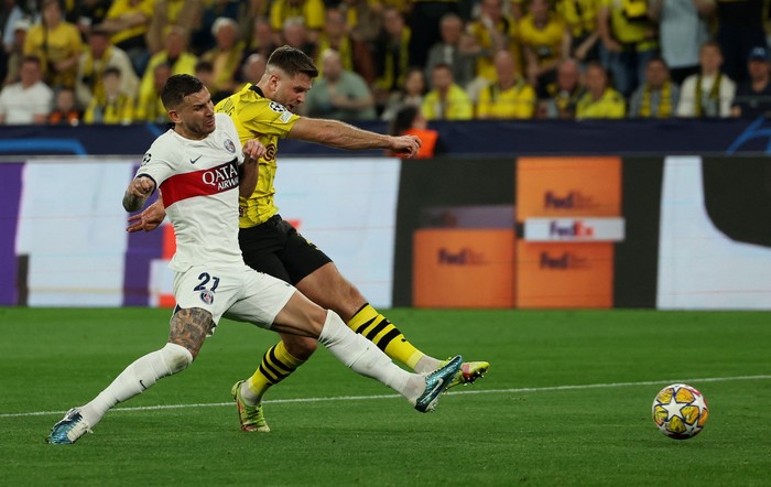 Potret Dortmund Tumbangkan PSG di Leg Pertama Semifinal Liga Champions Soccer Football - Champions League - Semi Final - First Leg - Borussia Dortmund v Paris St Germain - Signal Iduna Park, Dortmund, Germany - May 1, 2024 Borussia Dortmund's Niclas Fullkrug scores their first goal REUTERS/Thilo Schmuelgen