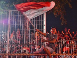 Flare dan Kibaran Merah Putih Warnai Nobar di Stadion Gelora 10 November