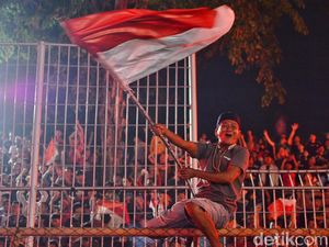 Flare dan Kibaran Merah Putih Warnai Nobar di Stadion Gelora 10 November Flare dan Kibaran Merah Putih Warnai Nobar di Stadion Gelora 10 November