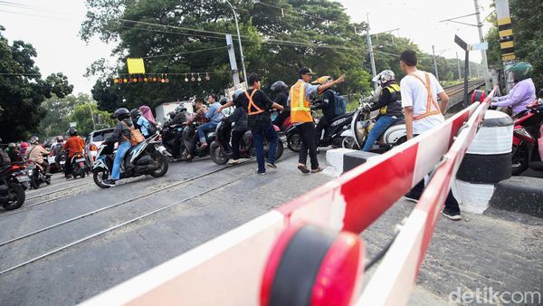 Potret Semrawutnya Perlintasan KA di Poris Tangerang