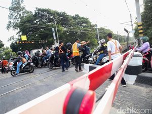 Potret Semrawutnya Perlintasan KA di Poris Tangerang