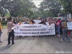 Emak-emak di Bandar Lampung Geruduk Perumahan Elit Diduga Pemicu Banjir
