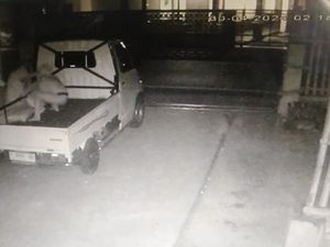 Komplotan Maling Gasak 1 Ton Beras di Bandung Barat Terekam CCTV