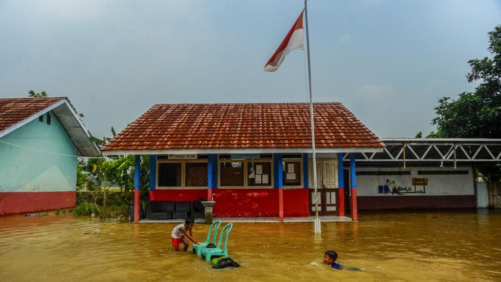 Penampakan Sekolah di Lebak Terendam Banjir Akibat Luapan Sungai Penampakan Sekolah di Lebak Terendam Banjir Akibat Luapan Sungai