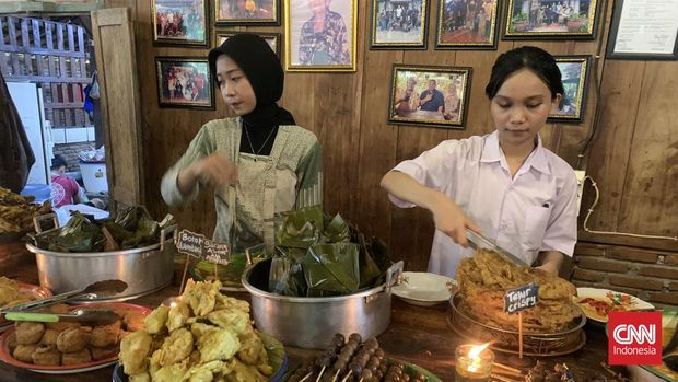 Suasana di resto Omah Yung Ginah yang berada di kawasan Cisauk, Tangerang. Menyajikan aneka makanan khas Jawa dengan cita rasa ke arah Jawa Timur yang dimasak di tungku api, menawarkan cita rasa masakan mbah, sebagai obat kangen masakan rumah.