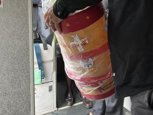 Mahkota Sakral Milik Kepala Suku Dibungkus Plastik Sampah, Maskapai Dikecam!