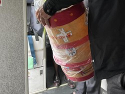 Mahkota Sakral Milik Kepala Suku Dibungkus Plastik Sampah, Maskapai Dikecam!