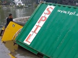 Truk Kontainer Tercebur di Kolam Makale Tana Toraja gegara Sopir Ngantuk