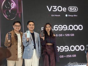 Menggenggam Vivo V30e 5G, HP Rp 4 Jutaan Bodi Tipis Baterai Besar