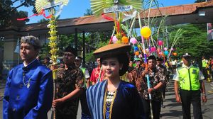 Warga Kudus Gelar Tradisi Manten Tebu di Pabrik Gula