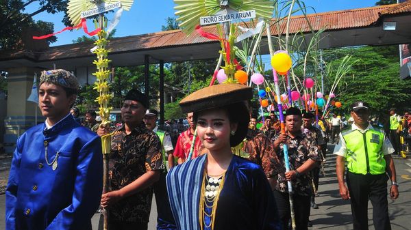 Warga Kudus Gelar Tradisi Manten Tebu di Pabrik Gula