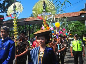 Warga Kudus Gelar Tradisi Manten Tebu di Pabrik Gula