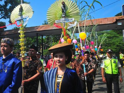 Warga Kudus Gelar Tradisi Manten Tebu di Pabrik Gula