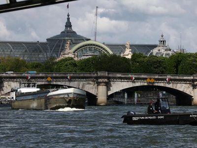 Ambisius Paris Gelar Cabor Renang Olimpiade di Sungai Seine yang Tercemar