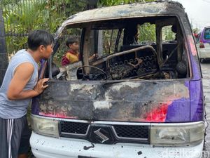 Angkot di Sukabumi Tiba-tiba Meledak Lalu Terbakar Angkot di Sukabumi Tiba-tiba Meledak Lalu Terbakar