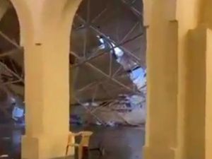 Hujan Lebat Landa Arab Saudi, Atap Masjid di Universitas King Fadh Roboh