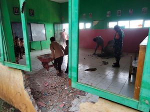 Gedung SD di Bone Rusak Dihantam Longsor, Siswa Pindah Belajar ke Rumah Warga Gedung SD di Bone Rusak Dihantam Longsor, Siswa Pindah Belajar ke Rumah Warga