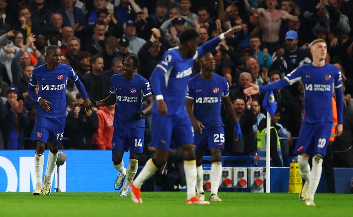 Soccer Football - Premier League - Chelsea v Tottenham Hotspur - Stamford Bridge, London, Britain - May 2, 2024  Chelseas Nicolas Jackson celebrates scoring their second goal with Trevoh Chalobah and teammates Action Images via Reuters/Matthew Childs NO USE WITH UNAUTHORIZED AUDIO, VIDEO, DATA, FIXTURE LISTS, CLUB/LEAGUE LOGOS OR LIVE SERVICES. ONLINE IN-MATCH USE LIMITED TO 45 IMAGES, NO VIDEO EMULATION. NO USE IN BETTING, GAMES OR SINGLE CLUB/LEAGUE/PLAYER PUBLICATIONS.