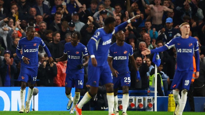 Soccer Football - Premier League - Chelsea v Tottenham Hotspur - Stamford Bridge, London, Britain - May 2, 2024  Chelseas Nicolas Jackson celebrates scoring their second goal with Trevoh Chalobah and teammates Action Images via Reuters/Matthew Childs NO USE WITH UNAUTHORIZED AUDIO, VIDEO, DATA, FIXTURE LISTS, CLUB/LEAGUE LOGOS OR LIVE SERVICES. ONLINE IN-MATCH USE LIMITED TO 45 IMAGES, NO VIDEO EMULATION. NO USE IN BETTING, GAMES OR SINGLE CLUB/LEAGUE/PLAYER PUBLICATIONS.