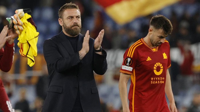 Soccer Football - Europa League - Semi Final - First Leg - AS Roma v Bayer Leverkusen - Stadio Olimpico, Rome, Italy - May 2, 2024  AS Roma coach Daniele De Rossi looks dejected after the match REUTERS/Ciro De Luca