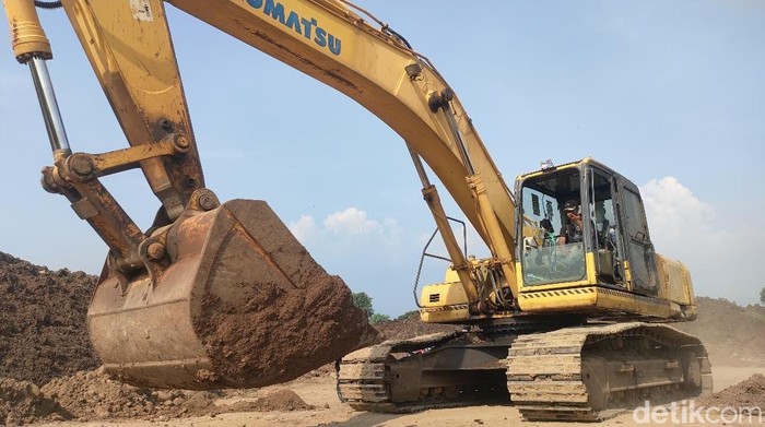Ekskavator milik penambang yang tidak boleh paksa dan diusir warga Probolinggo. Ekskavator milik penambang yang tidak boleh paksa dan diusir warga Probolinggo.