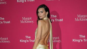 Foto: Emily Ratajkowski Seksi Pakai Gaun Belahan Dada Rendah di Acara Raja Charles