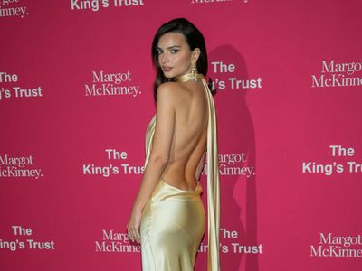 Foto: Emily Ratajkowski Seksi Pakai Gaun Belahan Dada Rendah di Acara Raja Charles