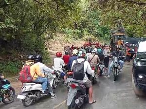 Jalan Poros Enrekang-Toraja Sudah Bisa Dilalui Usai 11 Jam Lumpuh Jalan Poros Enrekang-Toraja Sudah Bisa Dilalui Usai 11 Jam Lumpuh