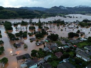 Foto Udara Banjir Rendam Permukiman Warga di Brasil