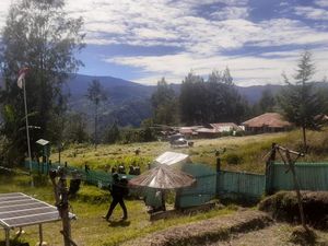 TNI-Polri Rebut Homeyo Intan Jaya Usai OPM Bunuh Warga-Bakar Sekolah