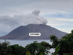 Asap Membumbung Tinggi 200 Meter dari Kawah Gunung Ruang Pagi Ini