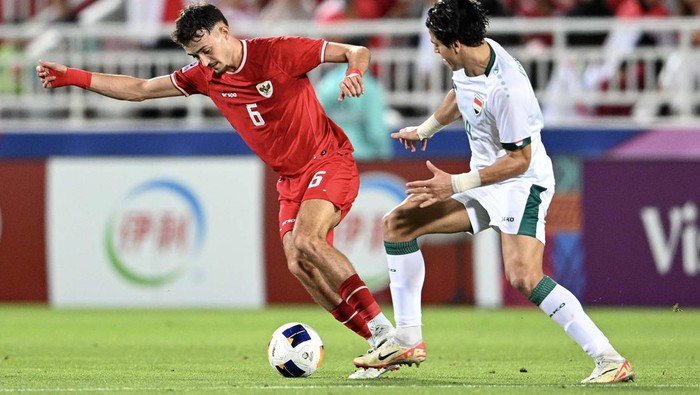 Pesepak bola Timnas Indonesia U-23 Jeam Kelly Sroyer menggiring bola saat melawan Timnas Irak U-23 dalam pertandingan perebutan tempat ketiga Piala Asia U-23 2024 di Stadion Abdullah bin Khalifa, Doha, Qatar, Jumat (3/5/2024) dini hari. ANTARA FOTO/HO-PSSI/mrh/rwa.
