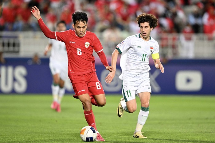 Pesepak bola Timnas Indonesia U-23 Jeam Kelly Sroyer menggiring bola saat melawan Timnas Irak U-23 dalam pertandingan perebutan tempat ketiga Piala Asia U-23 2024 di Stadion Abdullah bin Khalifa, Doha, Qatar, Jumat (3/5/2024) dini hari. ANTARA FOTO/HO-PSSI/mrh/rwa.