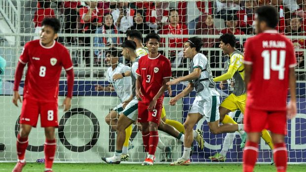 Iraq's forward #07 Ali Jasim runs behind the net as he celebrates after scoring his team's second goal during the U23 AFC Qatar 2024 Asian Cup third-place match between Iraq and Indonesia at Abdullah Bin Khalifa Stadium in Doha on May 2, 2024. (Photo by Karim JAAFAR / AFP)