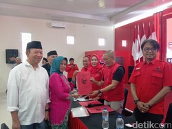 Istri Mantan Bupati Ramaikan Pilkada Banyumas, Ambil Formulir Bacabup di PDIP