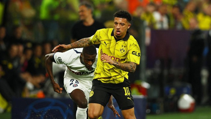 Soccer Football - Champions League - Semi Final - First Leg - Borussia Dortmund v Paris St Germain - Signal Iduna Park, Dortmund, Germany - May 1, 2024 Paris St Germains Nuno Mendes in action with Borussia Dortmunds Jadon Sancho REUTERS/Thilo Schmuelgen