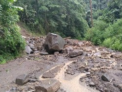 Jalan Poros Enrekang-Toraja Tertutup Longsor, Akses Lalin Lumpuh Total