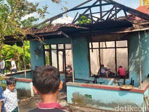 Rumah Lansia di Klaten Terbakar, Diduga gegara HP Meledak Saat Dicas Rumah Lansia di Klaten Terbakar, Diduga gegara HP Meledak Saat Dicas