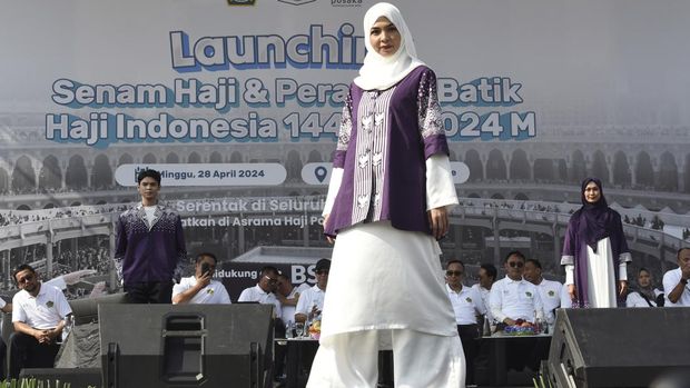 Model memperagakan seragam batik haji Indonesia 1445 H/2024 M di Asrama Haji Pondok Gede, Jakarta, Minggu (28/4/2024). Batik haji berwarna ungu dengan motif Sekar Arum Sari tersebut merupakan terobosan baru dari Kementerian Agama setelah 12 tahun desain batik jamaah haji tidak berganti dan diharapkan dapat mencerminkan identitas Indonesia serta memudahkan dikenali oleh jamaah dari berbagai negara di dunia. ANTARA FOTO/Indrianto Eko Suwarso