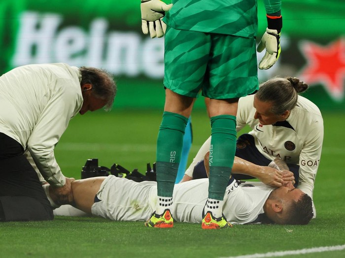 Soccer Football - Champions League - Semi Final - First Leg - Borussia Dortmund v Paris St Germain - Signal Iduna Park, Dortmund, Germany - May 1, 2024 Paris St Germain's Lucas Hernandez receives medical attention after sustaining an injury REUTERS/Thilo Schmuelgen