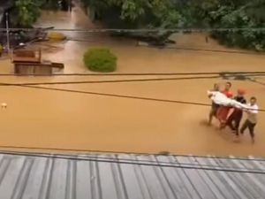 Warga di Luwu Terobos Banjir Sambil Gendong Jenazah ke Pemakaman