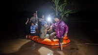 Perahu Karet Menembus Malam untuk Evakuasi Korban Banjir di Lebak
