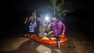 Perahu Karet Menembus Malam untuk Evakuasi Korban Banjir di Lebak