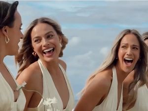 Cantiknya Margot Robbie Jadi Bridesmaid di Pernikahan Teman, Pakai Gaun Simple