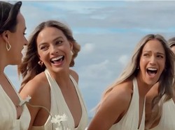 Cantiknya Margot Robbie Jadi Bridesmaid di Pernikahan Teman, Pakai Gaun Simple