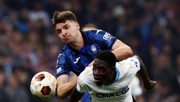 Soccer Football - Europa League - Semi Final - First Leg - Olympique de Marseille v Atalanta - Orange Velodrome, Marseille, France - May 2, 2024  Olympique de Marseilles Ismaila Sarr in action with Atalantas Berat Djimsiti REUTERS/Stephanie Lecocq