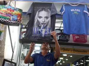 Merchandise Madonna Semarakkan Brasil Jelang Konser