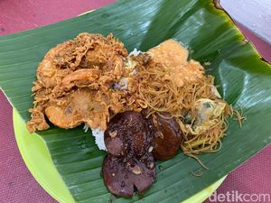 Nasi Uduk Ibu Sidar: Nasi Uduk Ngumpet di Palmerah Pakai Semur Jengkol yang Legit!