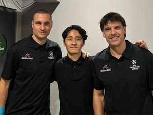 Abeliano Bertemu Legenda Sepakbola dan Menjadi Translator Dadakan