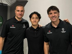 Abeliano Bertemu Legenda Sepakbola dan Menjadi Translator Dadakan